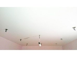 Бесшовный сатиновый натяжной потолок в спальне 14,6 м2