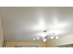 Бесшовный матовый натяжной потолок в гостиную 17,1 м2