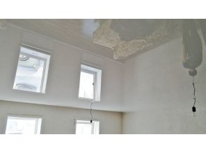 Бесшовный глянцевый натяжной потолок для зала 30,2 м2