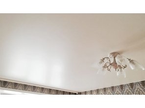 Бесшовный сатиновый натяжной потолок для зала 18,8 м2