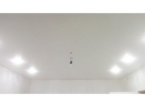 Бесшовный сатиновый натяжной потолок в спальне 23,4 м2