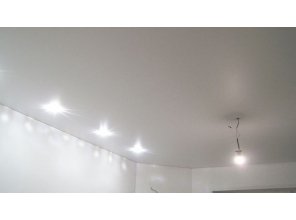 Бесшовный матовый натяжной потолок в гостиную 20,6 м2