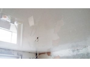 Бесшовный глянцевый натяжной потолок в спальню 17 м2