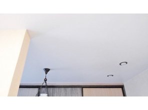 Бесшовный сатиновый натяжной потолок в квартире 28,3 м2