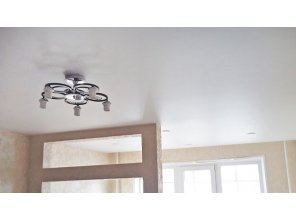 Бесшовный матовый натяжной потолок для зала 16,8 м2