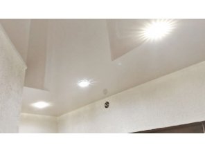 Бесшовный глянцевый натяжной потолок в прихожую 5 м2