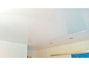 Бесшовный глянцевый натяжной потолок в квартиру 19,2 м2