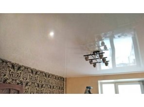 Бесшовный глянцевый натяжной потолок в гостиную 16,8 м2