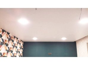 Бесшовный сатиновый натяжной потолок для зала 17,8 м2