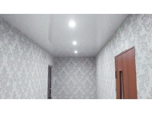 Бесшовный глянцевый натяжной потолок в прихожую 8,5 м2