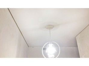 Бесшовный сатиновый натяжной потолок в прихожей 4,9 м2