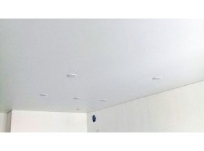 Бесшовный сатиновый натяжной потолок в гостиную 23 м2