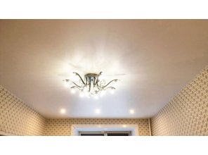 Бесшовный матовый натяжной потолок в спальню 10,6 м2