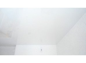 Бесшовный глянцевый натяжной потолок на кухню 10,8 м2