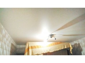 Бесшовный сатиновый натяжной потолок в спальне 10,4 м2