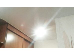 Бесшовный глянцевый натяжной потолок в прихожую 5,9 м2