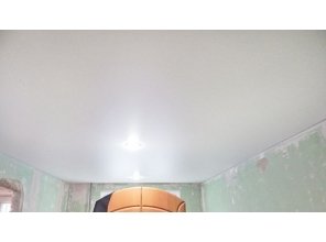 Матовый натяжной потолок в спальню 11,4 м2