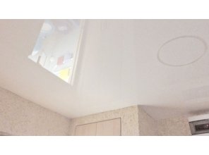 Бесшовный глянцевый натяжной потолок в коридор 3,6 м2