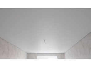 Бесшовный матовый натяжной потолок в спальню 14,4 м2