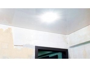 Бесшовный глянцевый натяжной потолок на кухню 6 м2