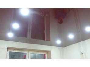 Бесшовный глянцевый натяжной потолок на кухню 10,4 м2