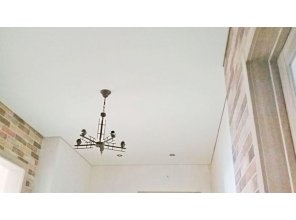 Бесшовный сатиновый натяжной потолок в прихожей 14,7 м2