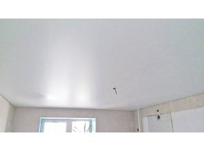 Бесшовный матовый натяжной потолок на кухню 16,9 м2