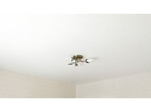 Бесшовный сатиновый натяжной потолок в спальне 9,1 м2