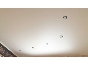 Бесшовный матовый натяжной потолок в гостиную 17,9 м2