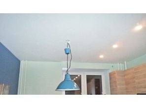 Бесшовный матовый натяжной потолок на кухню 12,9 м2