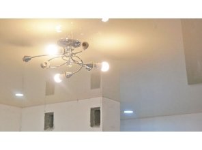 Бесшовный глянцевый натяжной потолок в квартиру 25,3 м2