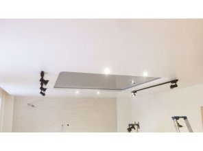 Двухуровневый глянцевый натяжной потолок в квартиру 41,4 м2