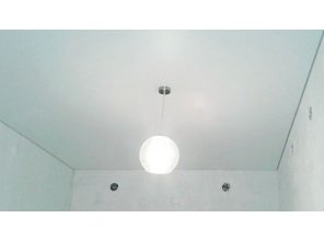 Бесшовный матовый натяжной потолок в прихожей 8,8 м2