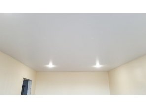 Монтаж потолка в гостиной 18 м2 с использованием пленки VIPCEILING серии MONLANGE M9001 (3.25)