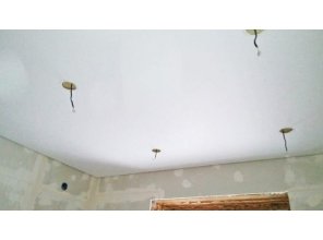 Бесшовный матовый натяжной потолок на кухню 6,8 м2