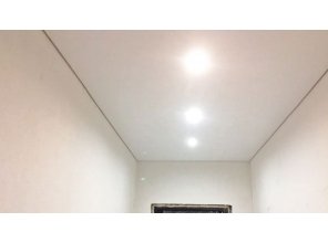 Матовый натяжной потолок в прихожей 7,5 м2