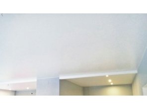 Двухуровневый сатиновый натяжной потолок в квартиру 42,6 м2