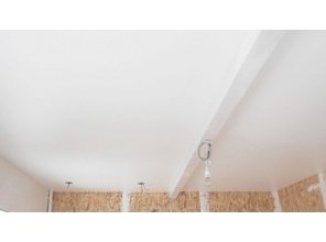 Сатиновый натяжной потолок в деревянном доме 17,5 м2