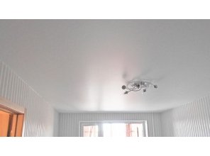 Бесшовный матовый натяжной потолок в гостиную 17,4 м2