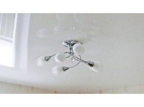 Бесшовный глянцевый натяжной потолок на кухню 8,9 м2