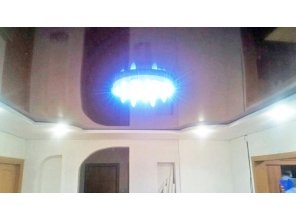Двухуровневый глянцевый натяжной потолок для зала 22,1 м2