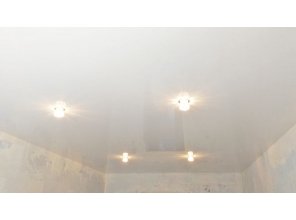 Бесшовный глянцевый натяжной потолок в гостиную 16,2 м2