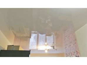 Бесшовный глянцевый натяжной потолок в квартиру 15,3 м2