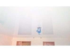 Бесшовный глянцевый натяжной потолок в квартиру 17,7 м2
