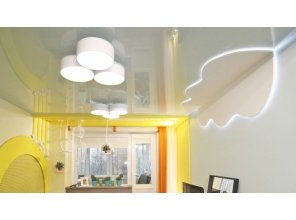 Бесшовный глянцевый натяжной потолок в гостиную 9,3 м2