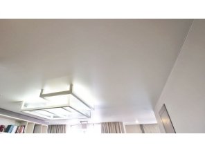 Бесшовный матовый натяжной потолок в квартиру 43,2 м2