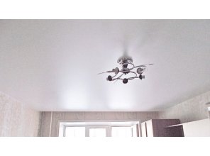 Бесшовный сатиновый натяжной потолок в гостиную 18,9 м2