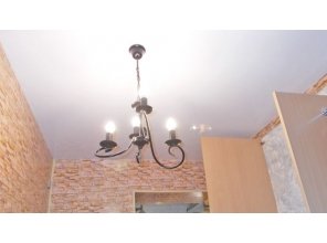 Бесшовный глянцевый натяжной потолок в прихожую 6,4 м2