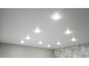 Монтаж потолка для зала 17 м2 с использованием пленки VIPCEILING серии MONLANGE M9001 (3.80)