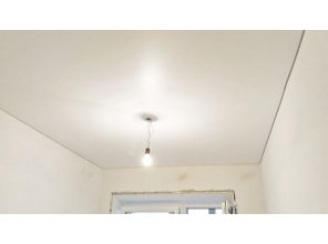 Бесшовный матовый натяжной потолок на кухню 8,6 м2